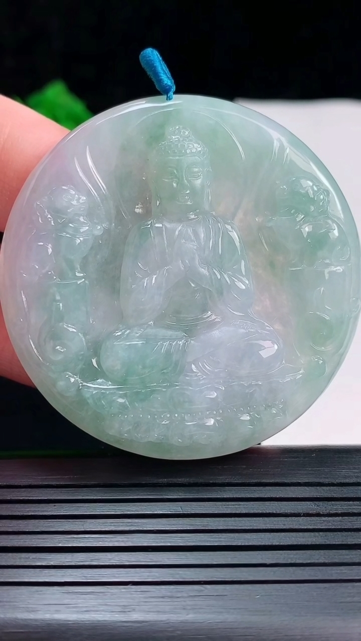 天然A货翡翠大日如来佛吊坠，尺寸53-5.5重量:31.15g
5月26日