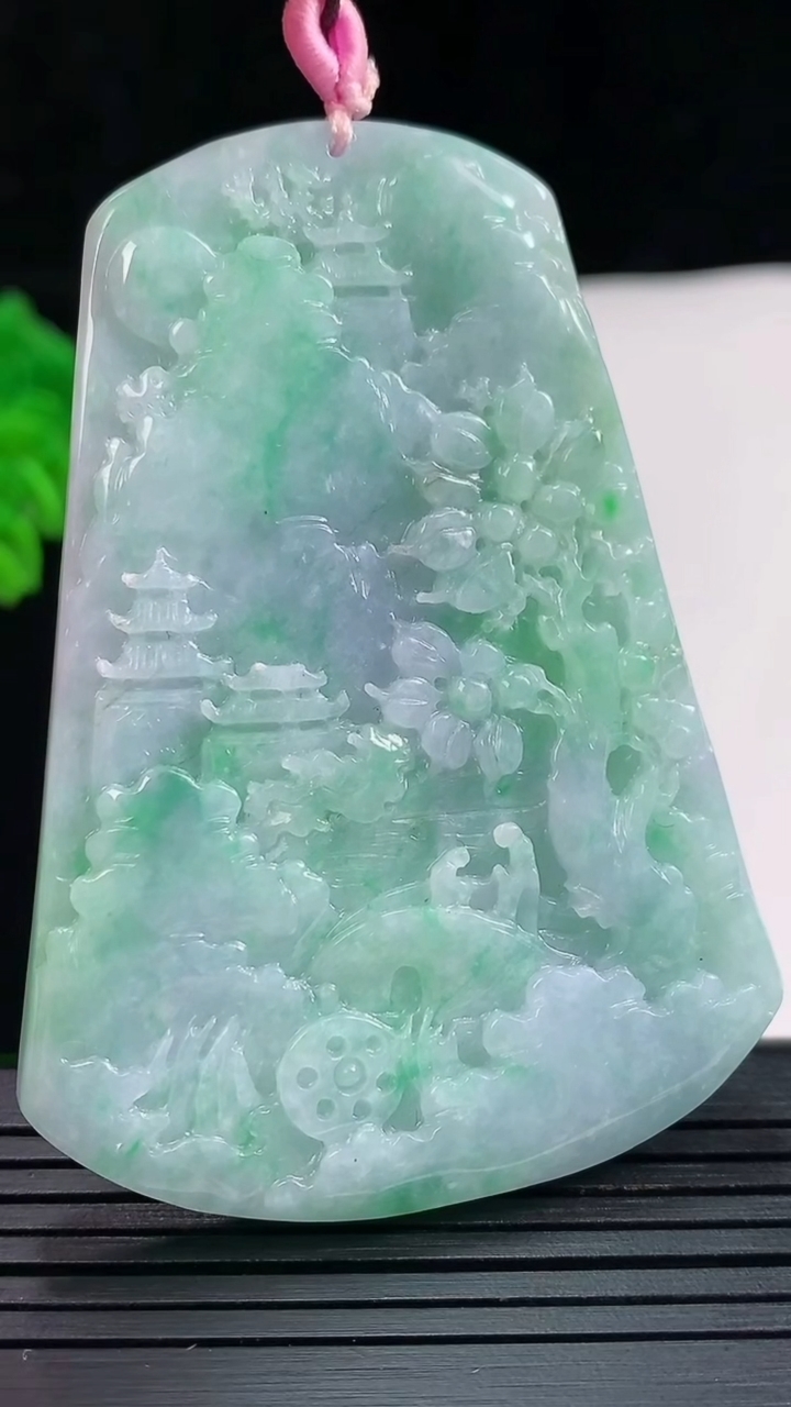 天然A货翡翠山水牌吊坠，尺寸65.9-47-6重量:41.71g
5月26日