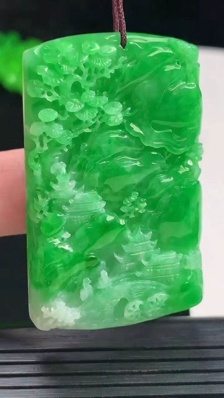 天然A货翡翠山水牌吊坠，尺寸50-32-7.8重量:26.37g
5月26日