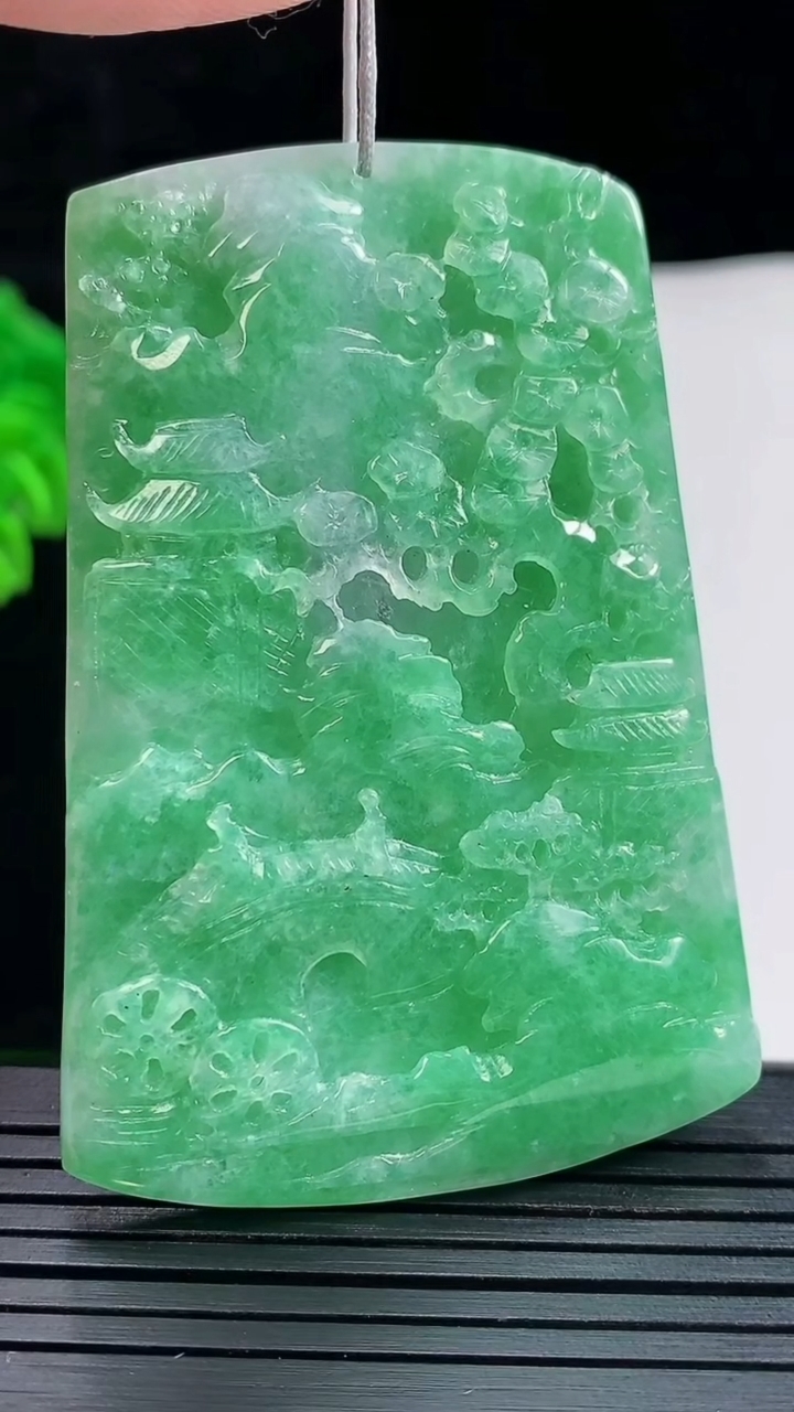 天然A货翡翠山水牌吊坠，尺寸62-42-5.8重量:31.60g
5月26日