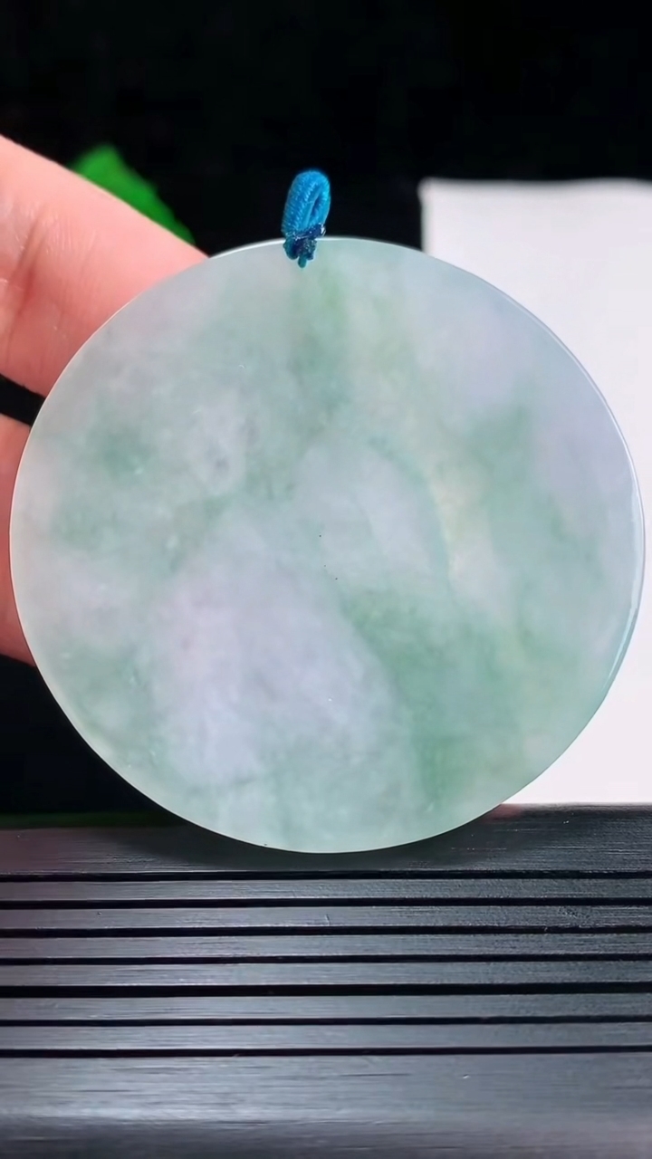 天然A货翡翠大日如来佛吊坠，尺寸53-5.5重量:31.15g
5月26日