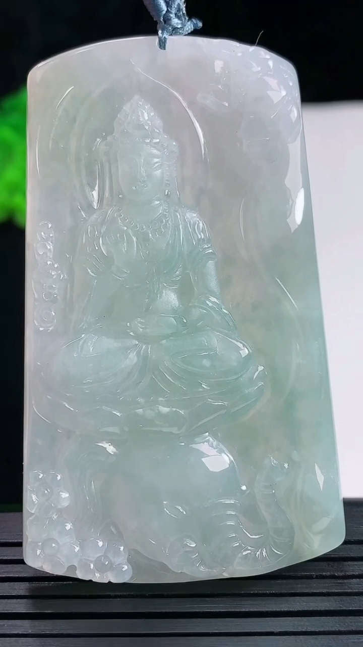 天然A货翡翠普贤菩萨吊坠，尺寸65-38.5-5.6重量:33.70g
5月26日