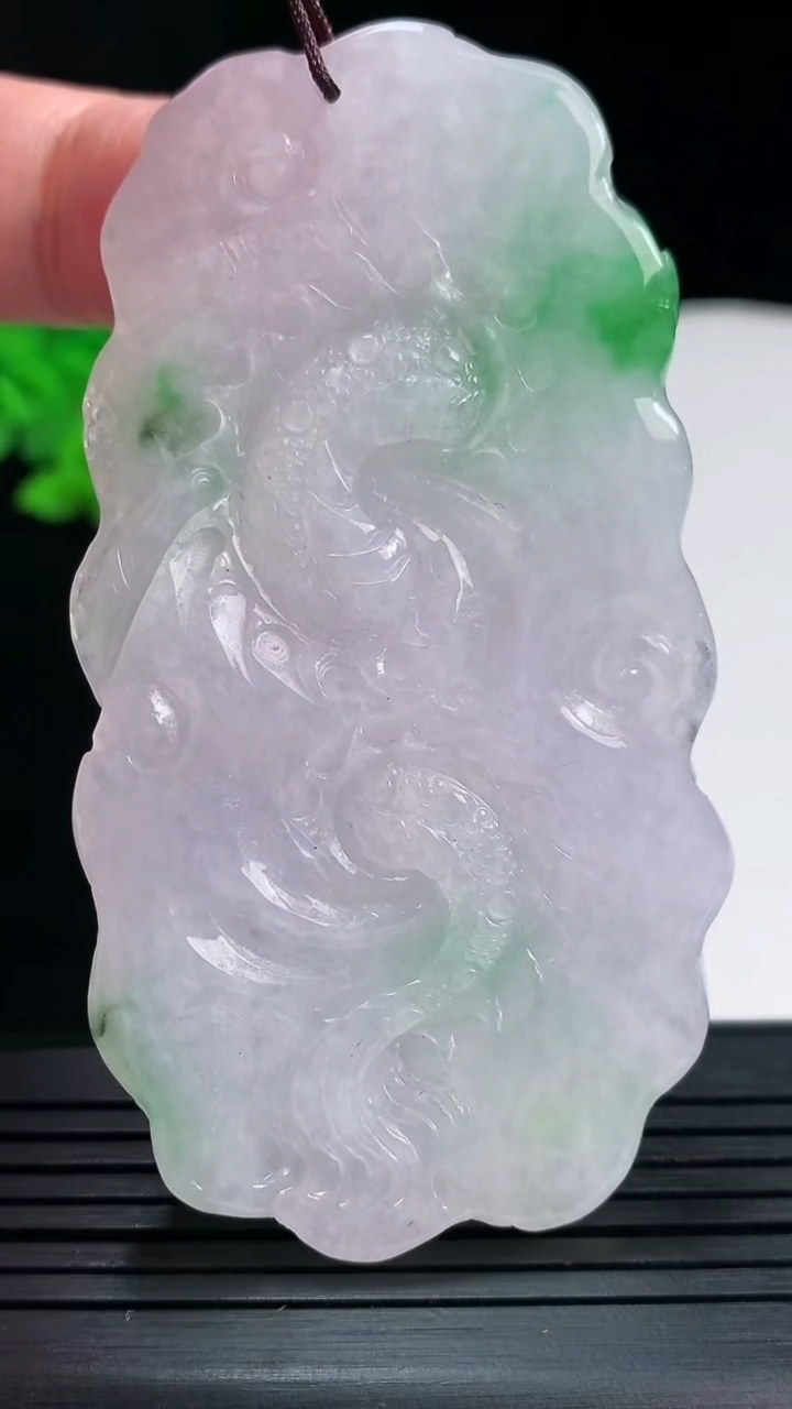 天然A货翡翠龙牌吊坠，尺寸75.8-40.5-11重量:54.96g
5月26日