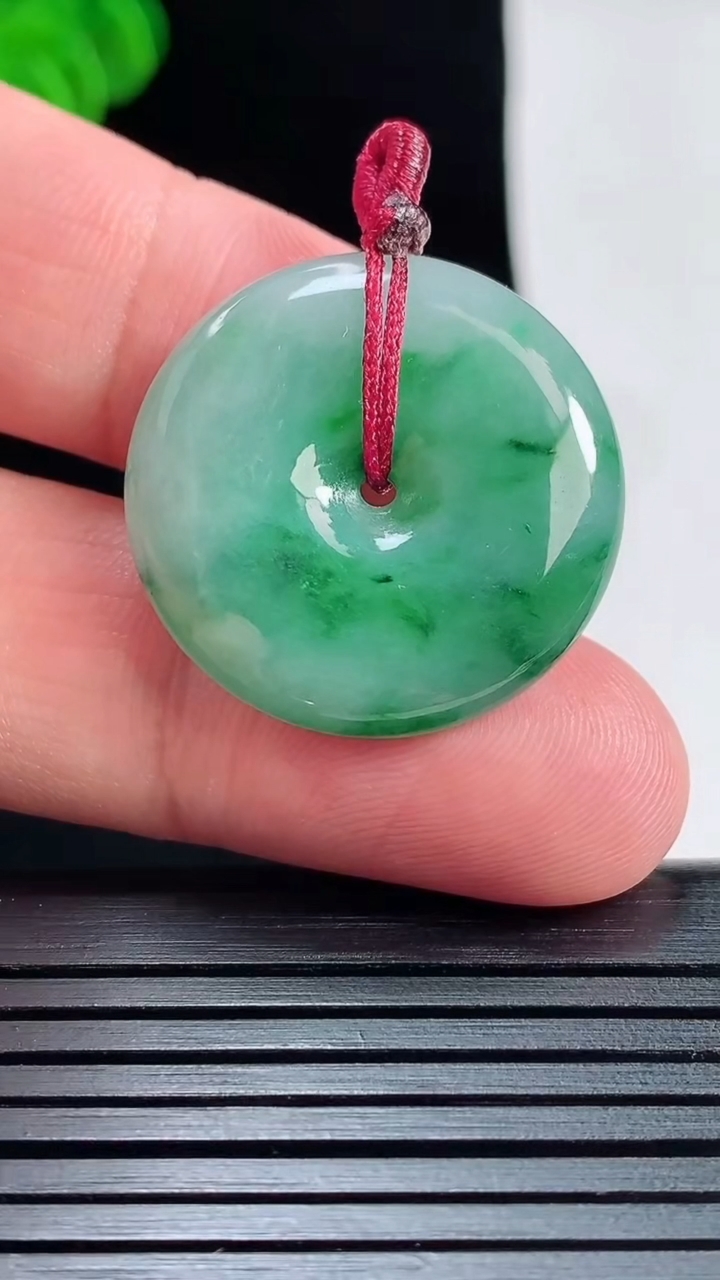 天然A货翡翠平安扣吊坠，尺寸25-6重量:8.74g
5月26日