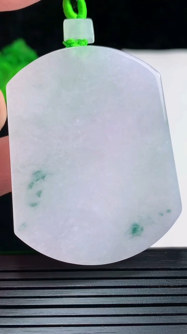 天然A货翡翠紫罗兰 飘花无事牌吊坠，尺寸54-42.5-5.2重量:37.38g
5月26日