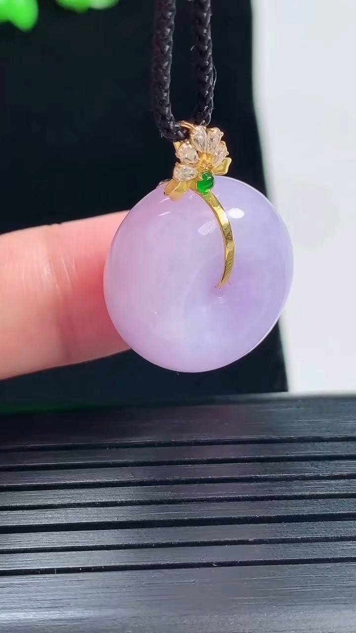 天然A货翡翠18k金紫罗兰平安扣吊坠，尺寸26-19.6-11重量:9.42g
5月26日