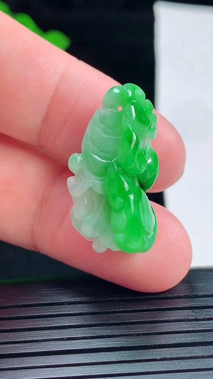 天然A货翡翠白菜吊坠，尺寸28.5-14.5-11.6重量:5.55g
5月26日