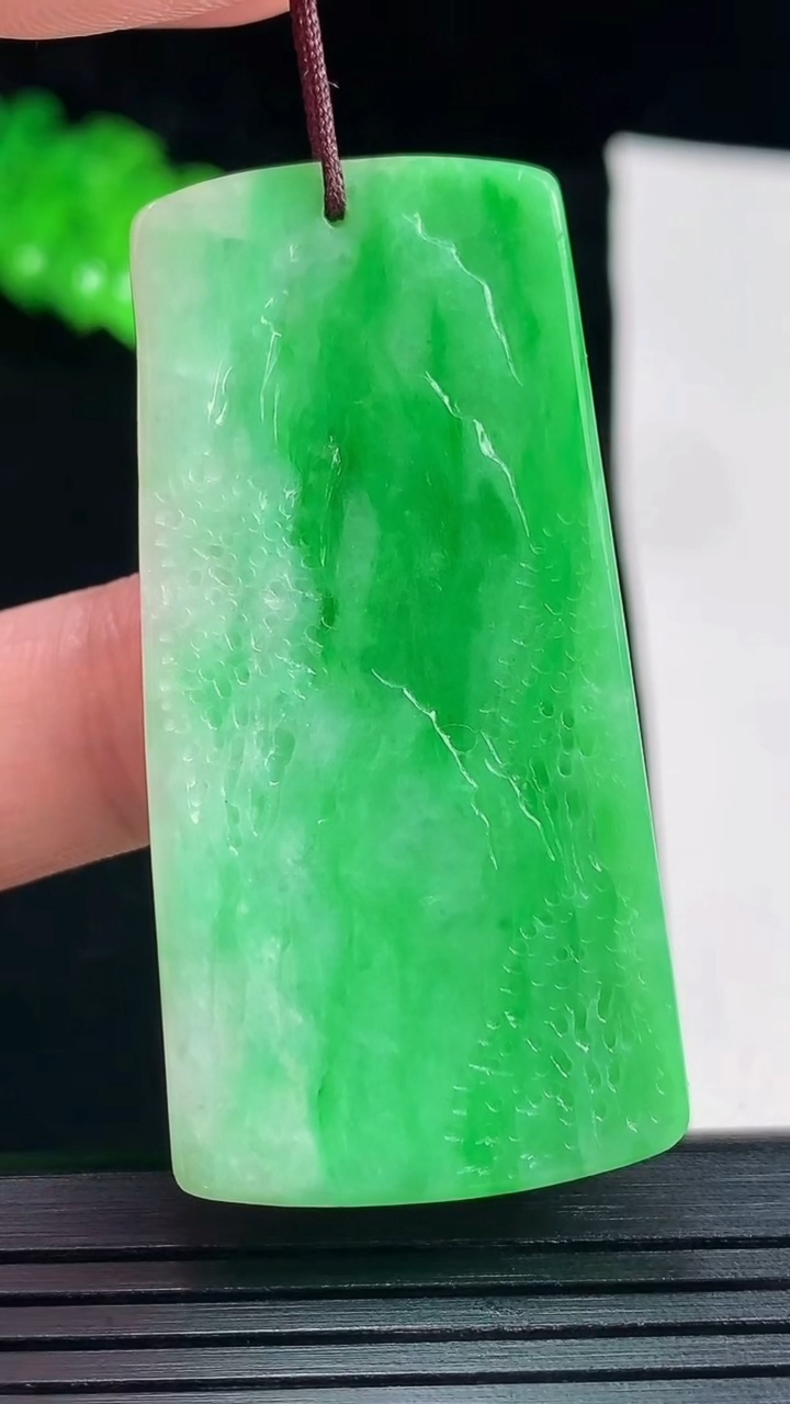天然A货翡翠山水牌吊坠，尺寸52-25.8-5.5重量:19.19g
5月26日