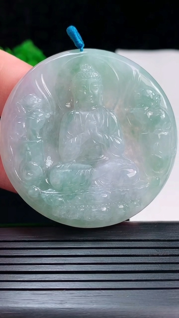 天然A货翡翠大日如来佛吊坠，尺寸53-5.5重量:31.15g
5月26日