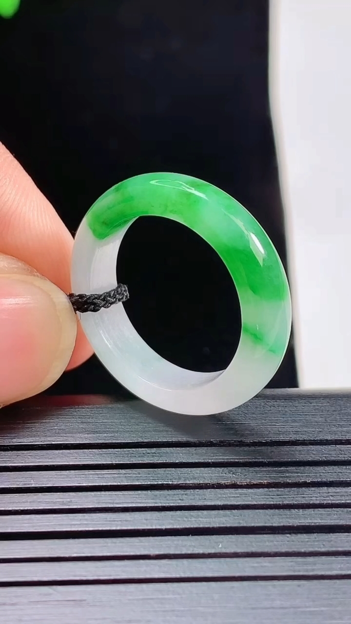 天然A货翡翠玉指环 戒指，尺寸17.8-5-3.5重量:3.28g2026年5月26日
工厂直销收藏