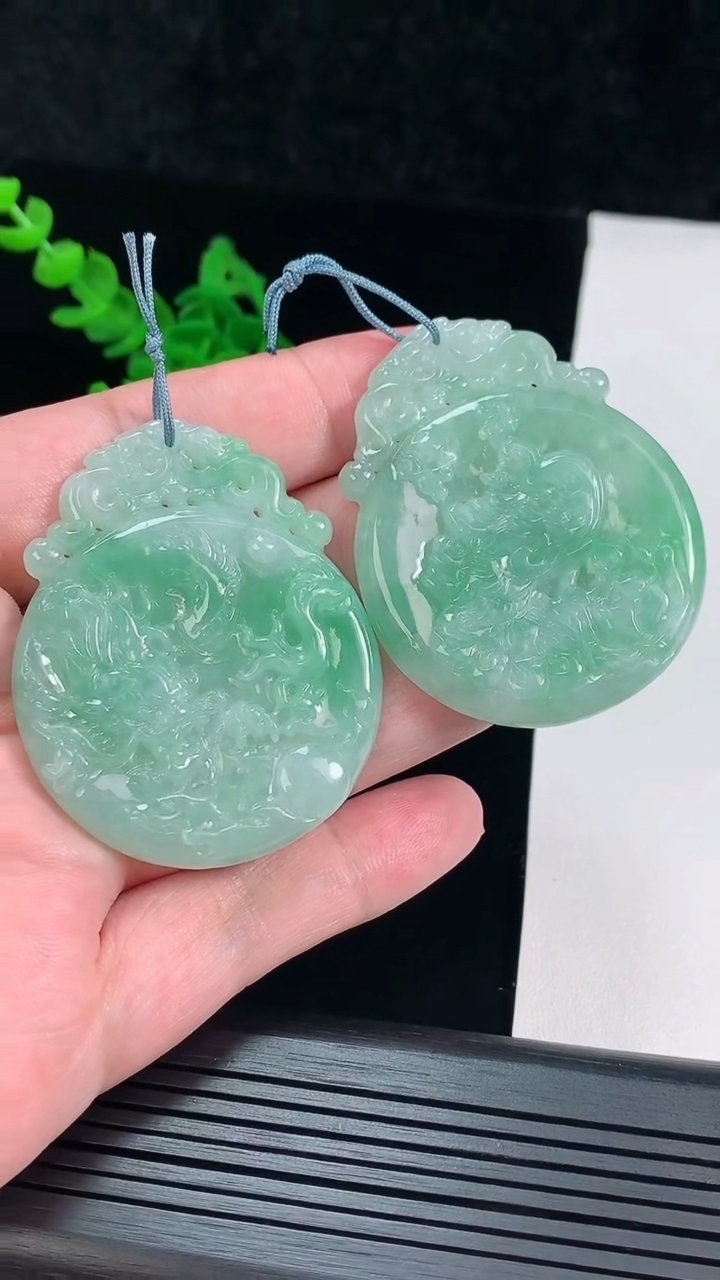 天然A货翡翠龙凤牌吊坠一对，尺寸54-43.6-5重量:50.05g
5月26日