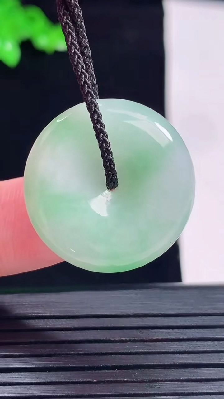 天然A货翡翠平安扣吊坠，尺寸25-5.2重量:7.10g
5月26日