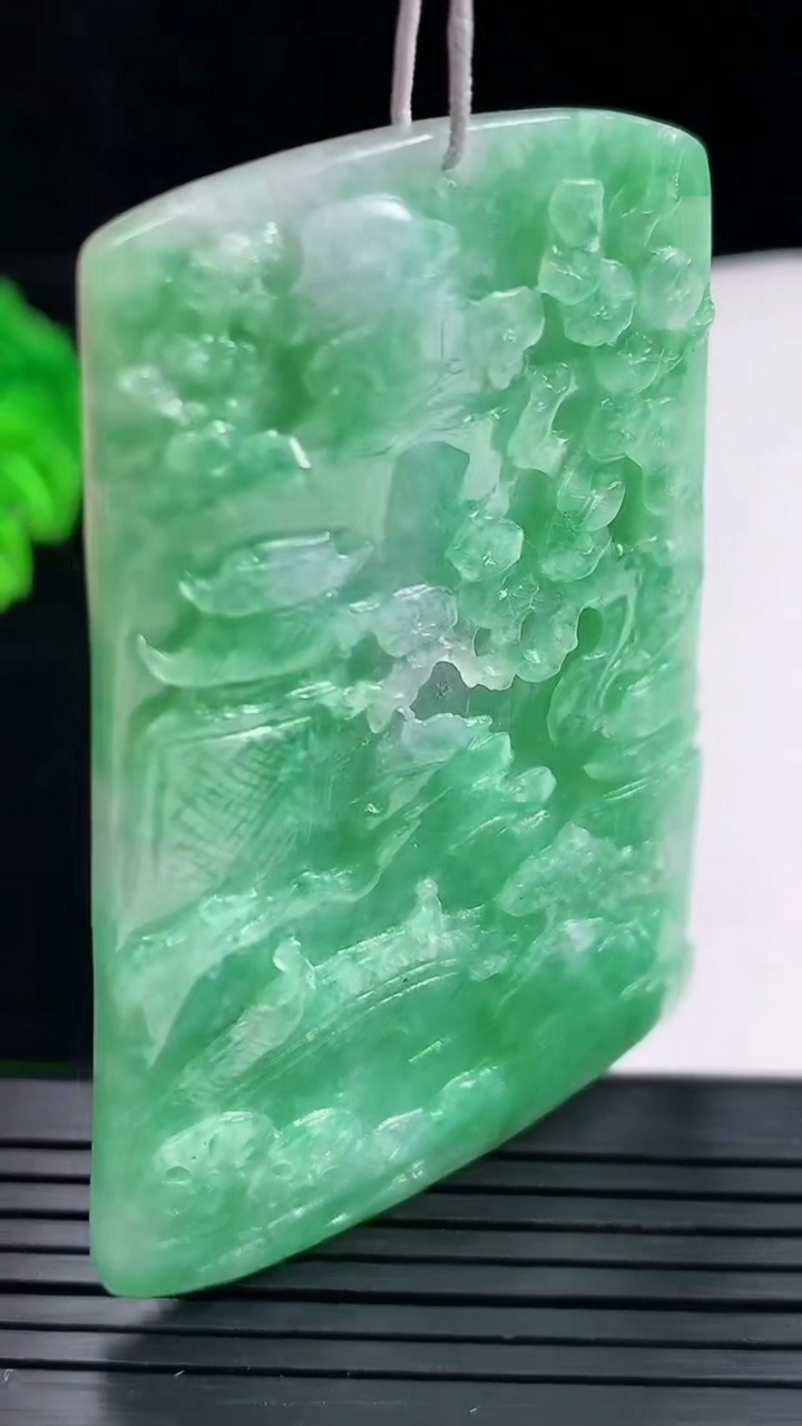 天然A货翡翠山水牌吊坠，尺寸62-42-5.8重量:31.60g
5月26日