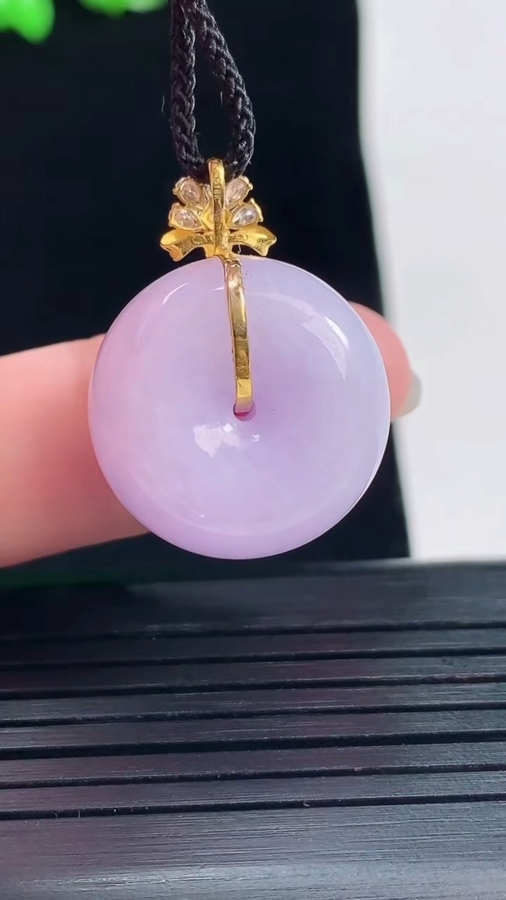 天然A货翡翠18k金紫罗兰平安扣吊坠，尺寸26-19.6-11重量:9.42g
5月26日
