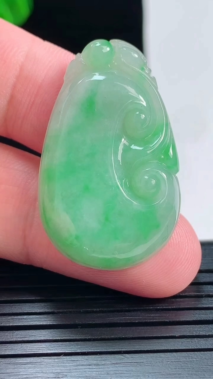天然A货翡翠如意吊坠，尺寸35.6-22-6重量:9.10g
5月26日