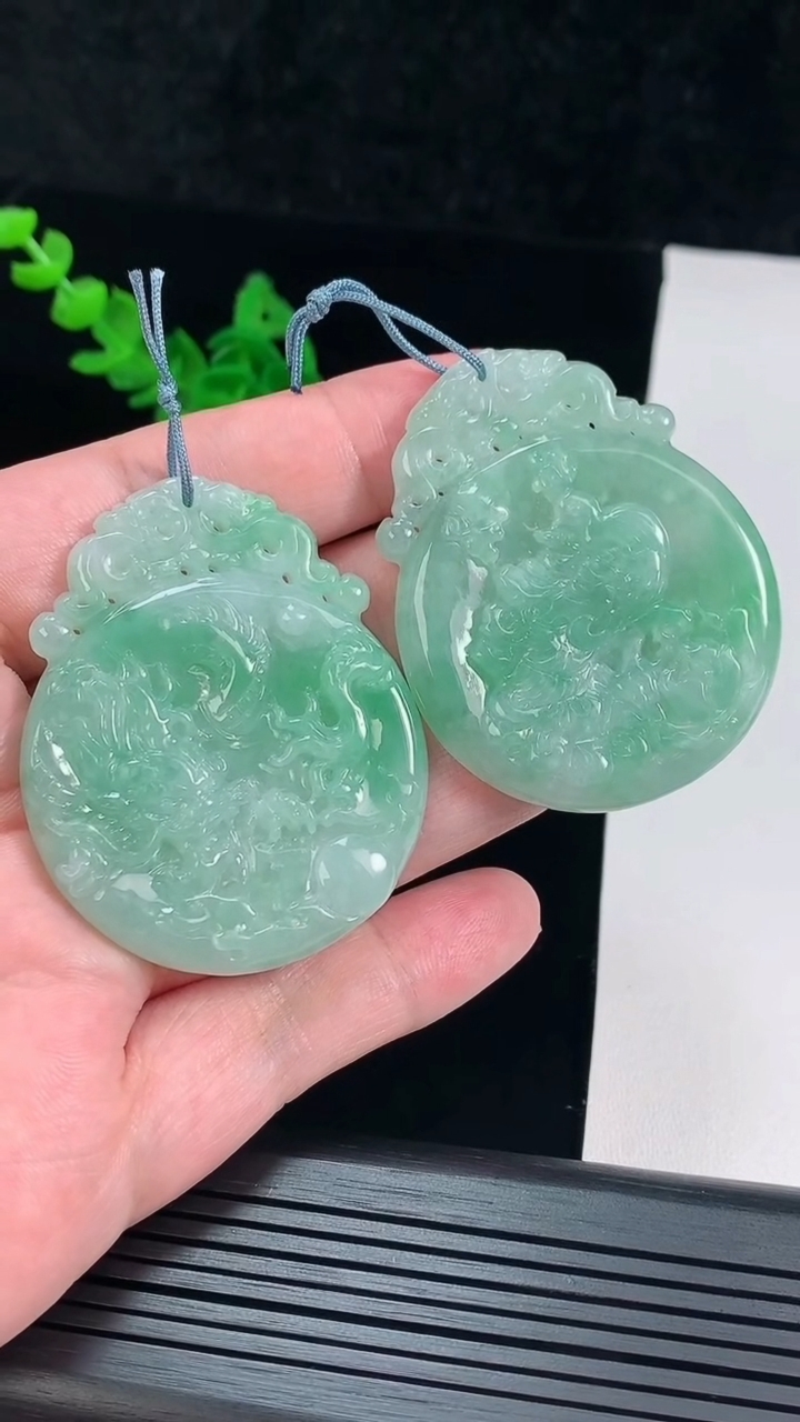 天然A货翡翠龙凤牌吊坠一对，尺寸54-43.6-5重量:50.05g
5月26日