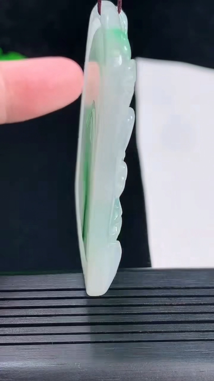 天然A货翡翠山水牌吊坠，尺寸58.6-45-7.2重量:38.87g
5月26日