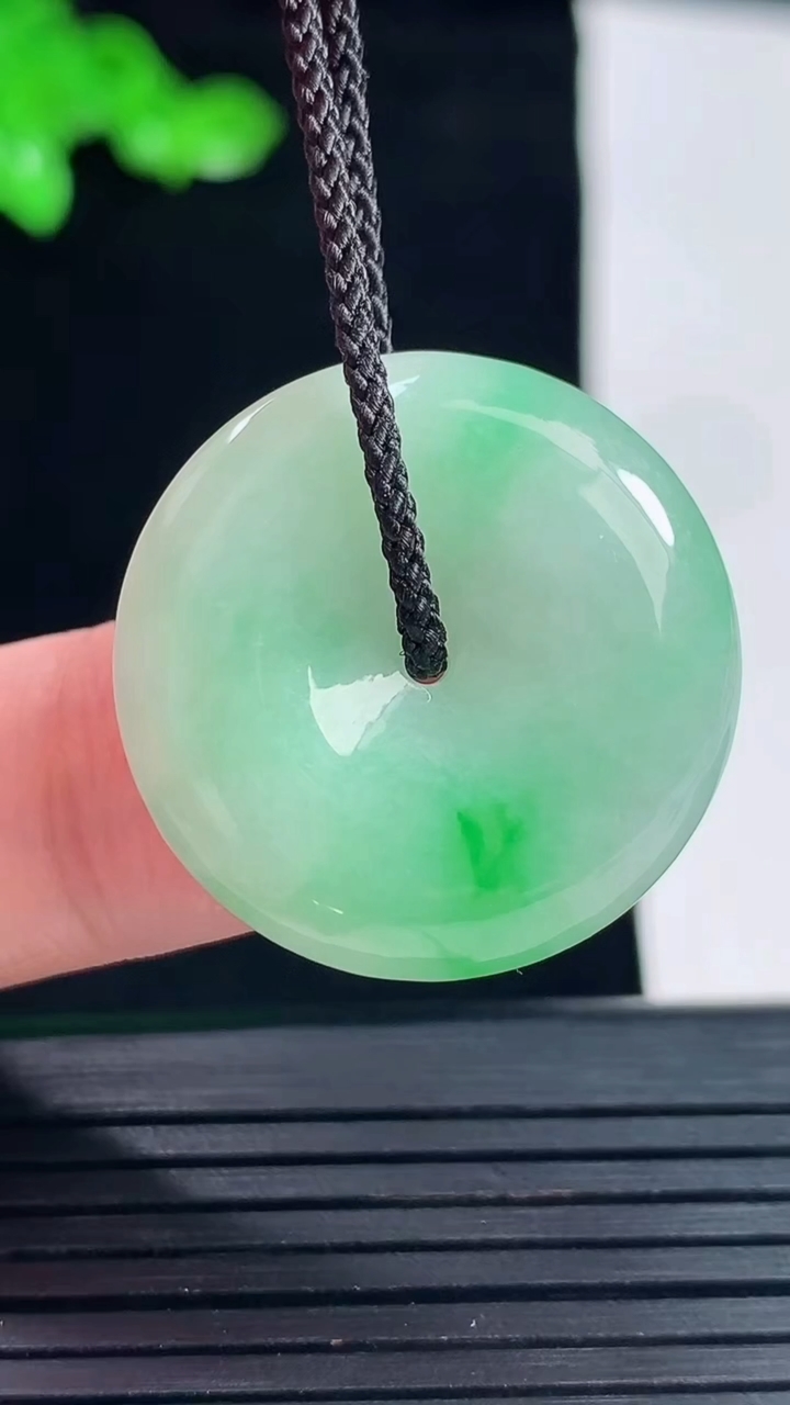 天然A货翡翠平安扣吊坠，尺寸25-5.2重量:7.10g
5月26日