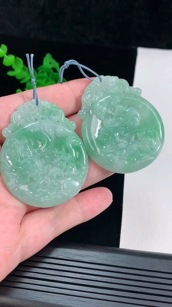 天然A货翡翠龙凤牌吊坠一对，尺寸54-43.6-5重量:50.05g
5月26日