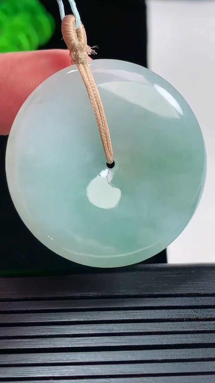 天然A货翡翠平安扣吊坠，尺寸37-5.6重量:16.68g
5月26日
