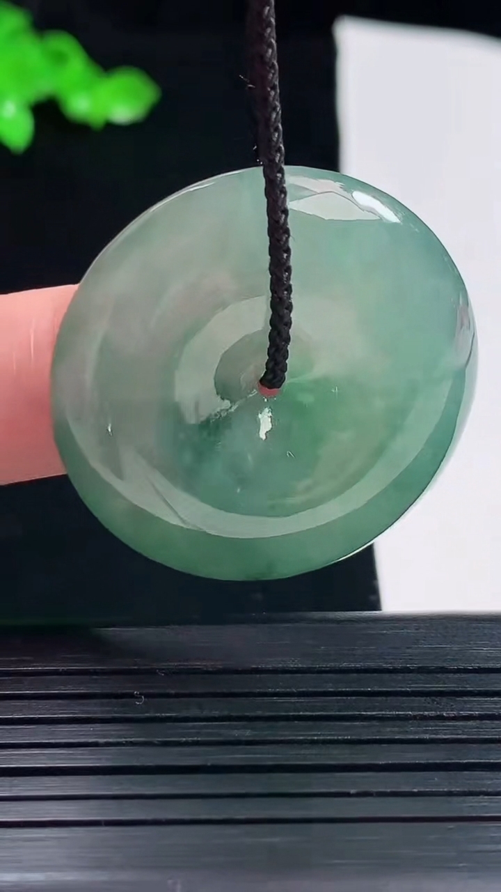 天然A货翡翠飘花平安扣吊坠，尺寸33.6-6.6重量:15.12g
5月26日