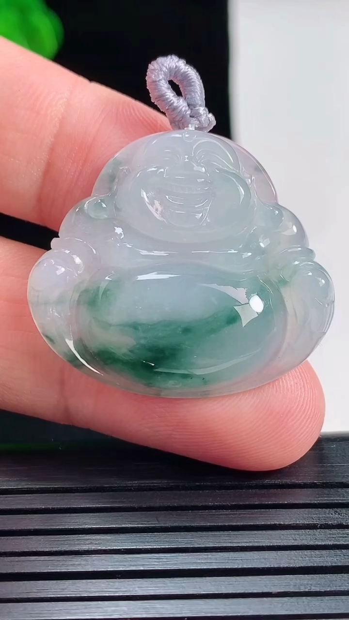 天然A货翡翠飘花佛公吊坠，尺寸28-32-5.8重量:8.34g
5月26日