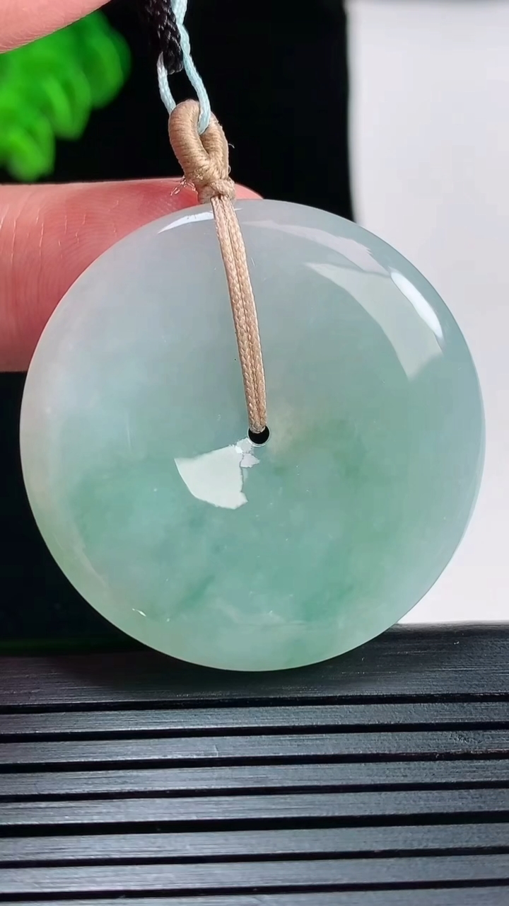 天然A货翡翠平安扣吊坠，尺寸37-5.6重量:16.68g
5月26日