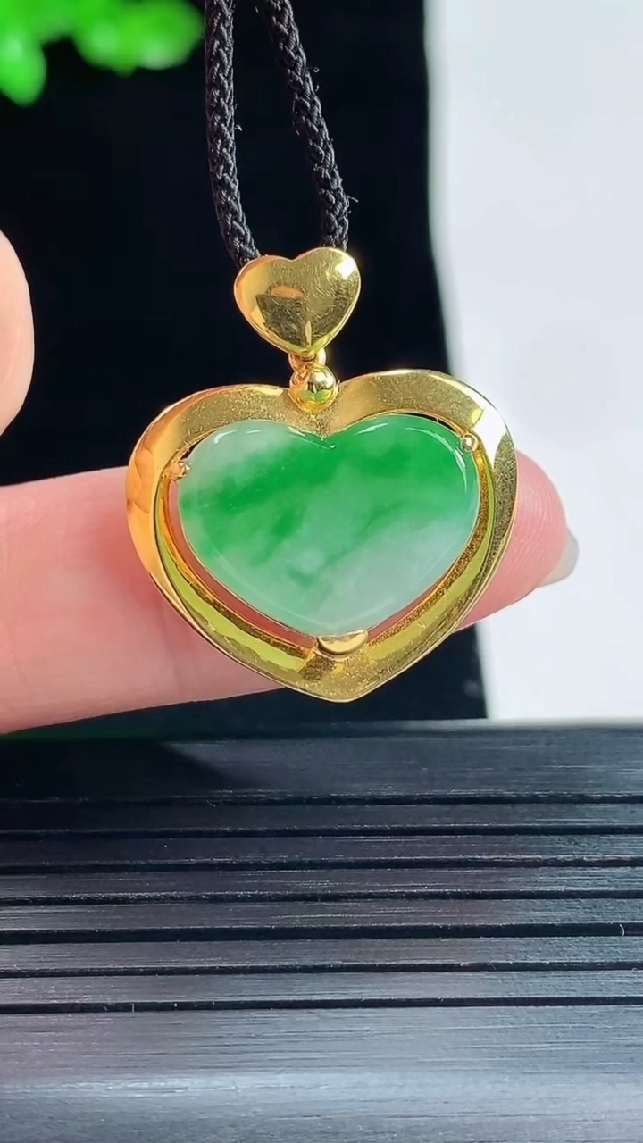 天然A货翡翠爱心吊坠，尺寸25.5-22-8，裸石13-16.5重量:4.51g
5月26日