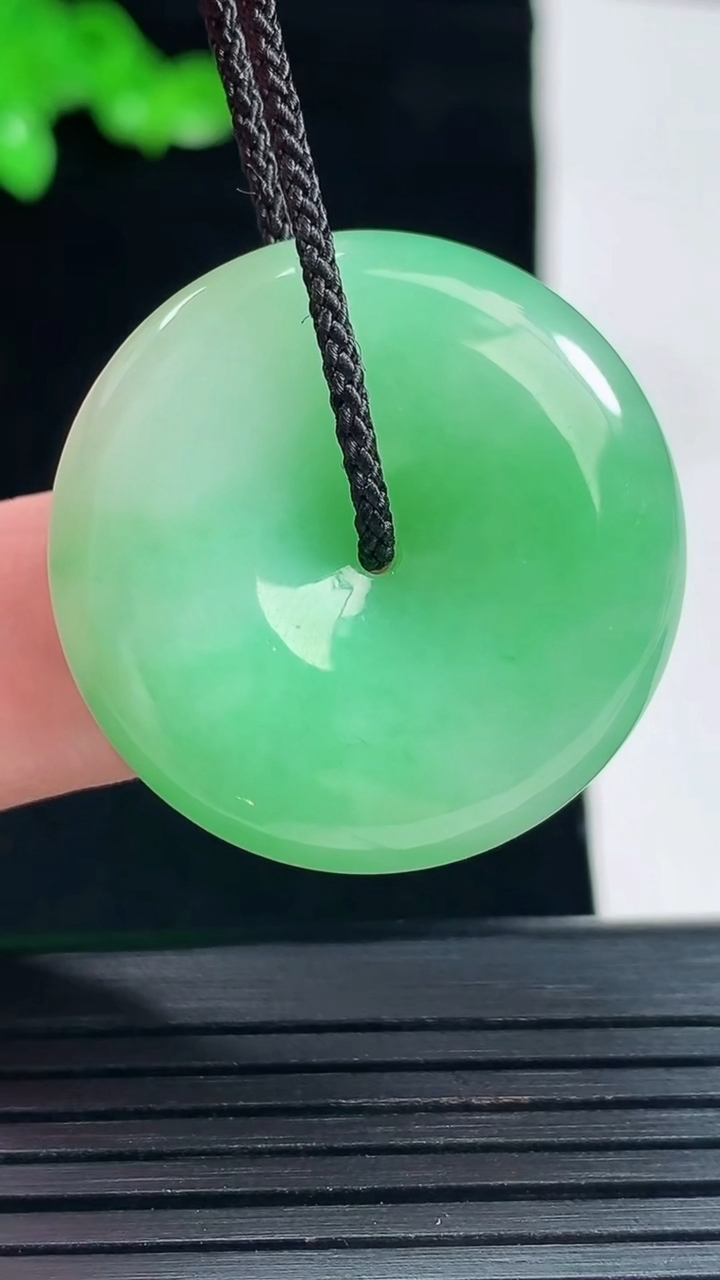 天然A货翡翠平安扣吊坠，尺寸29-6重量:10.67g
5月26日