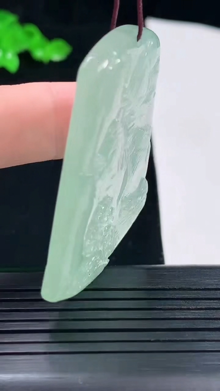 天然A货翡翠山水牌吊坠，尺寸47.5-40-4.6重量:24.09g
5月26日