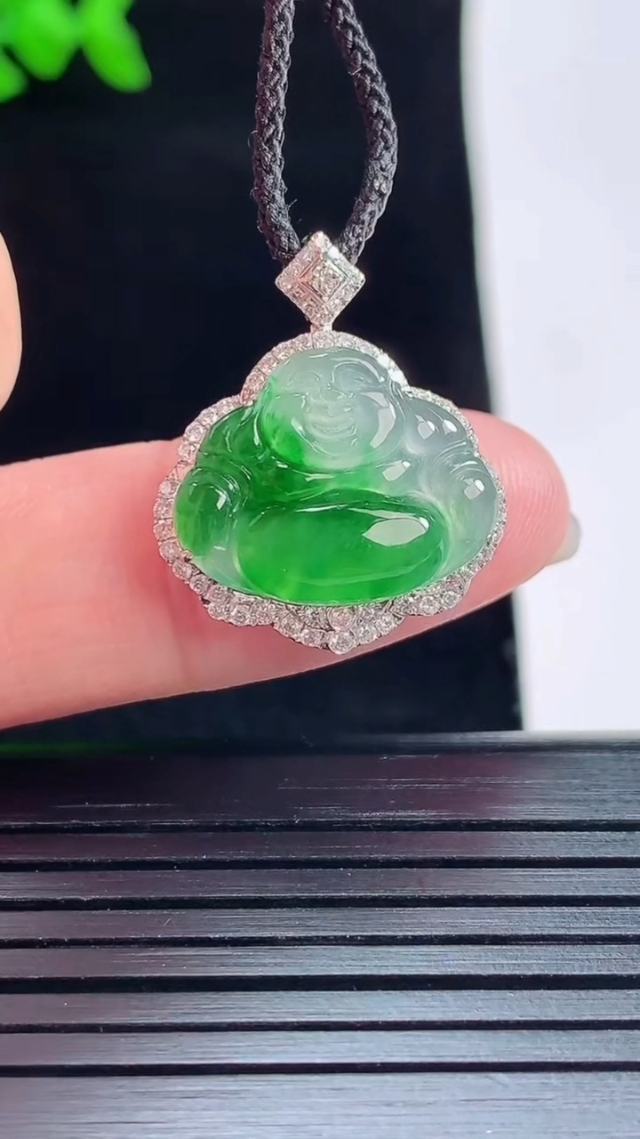 天然A货翡翠佛公吊坠，尺寸23-19-7，裸石13.2-17重量:2.60g
5月27日