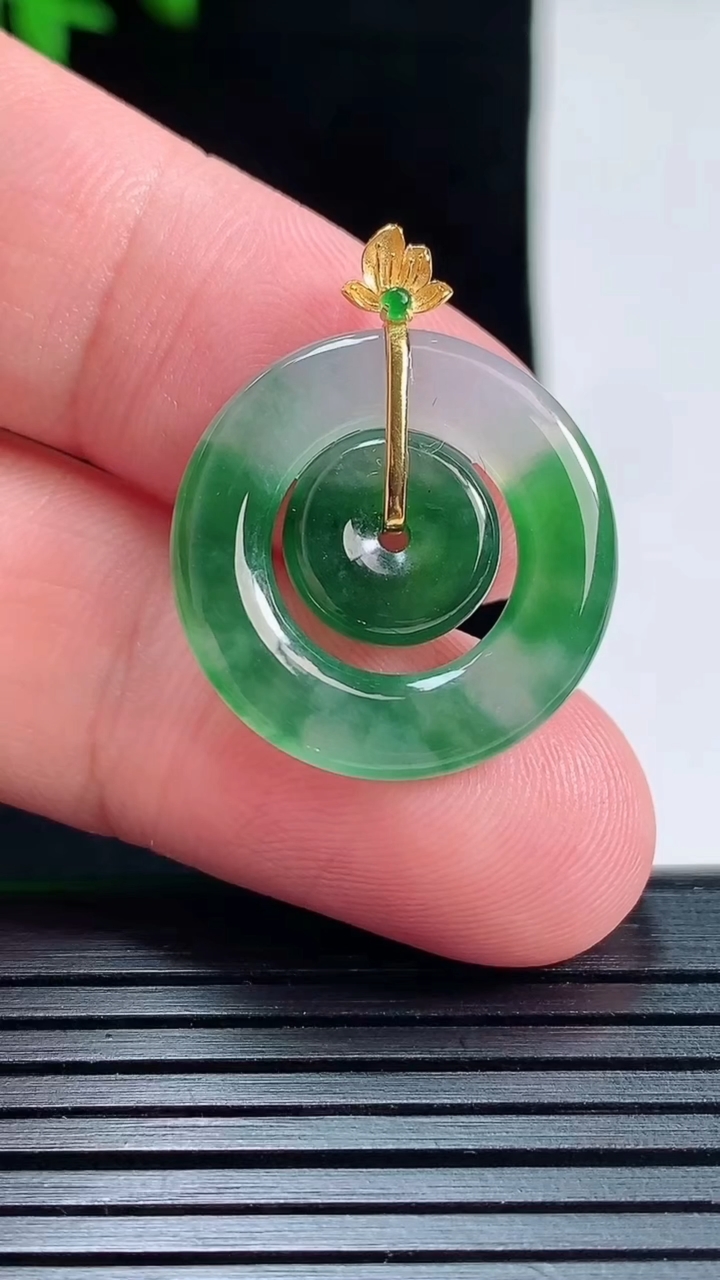 天然A货翡翠子母平安扣吊坠，尺寸26.5-21.6-3.3重量:3.24g
5月27日