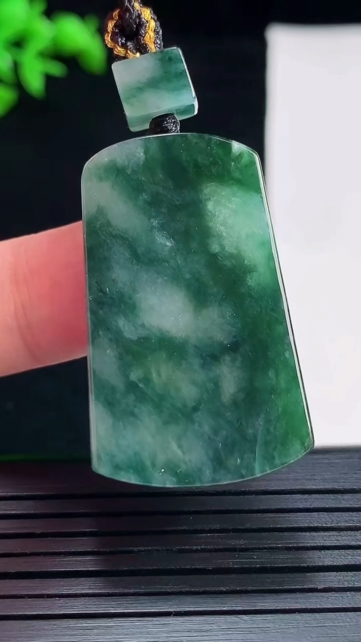 天然A货翡翠飘花无事牌吊坠，尺寸36.5-22.2-6重量:15.84g
5月27日