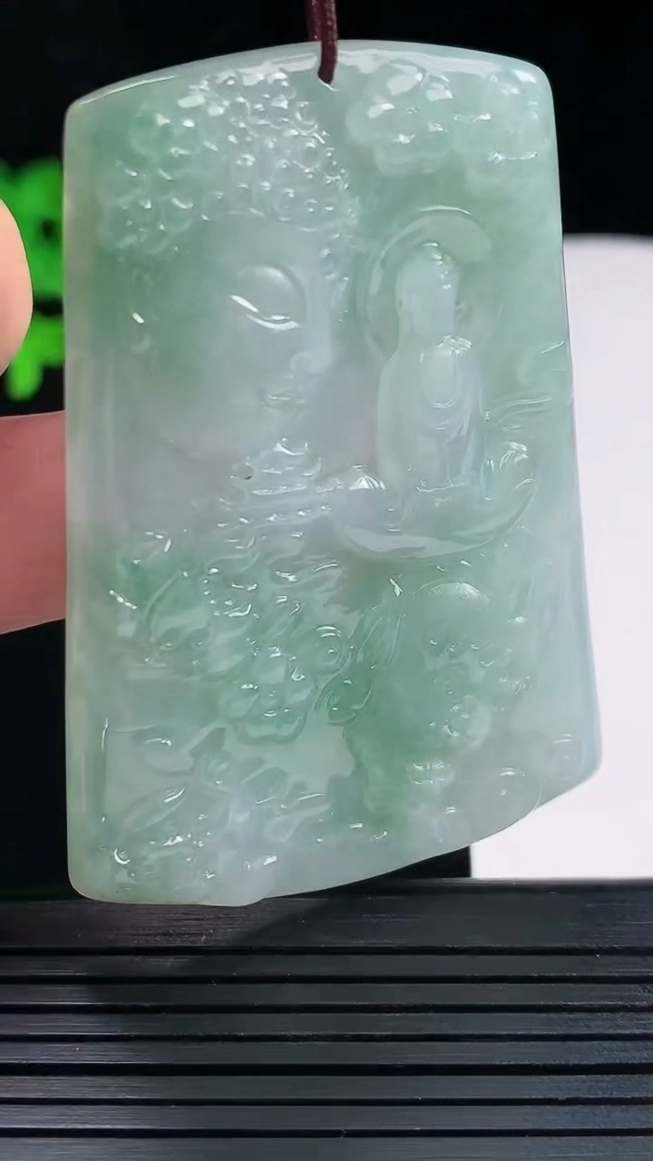 天然A货翡翠一念之间吊坠，尺寸62-44-5.2重量:30.32g
5月27日