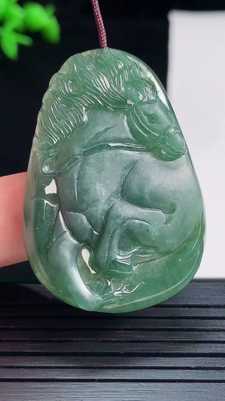 天然A货翡翠生肖马吊坠，尺寸42-29.6-5.5重量:12.39g
5月27日