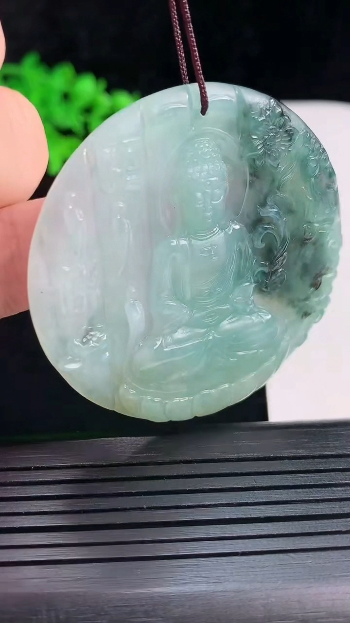 天然A货翡翠一念之间吊坠，尺寸51.5-5重量:26.04g
5月27日