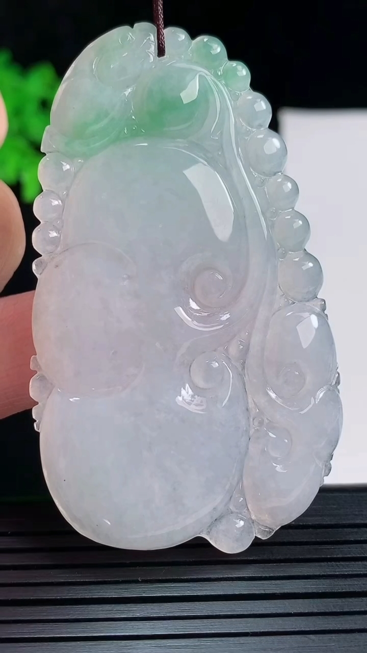 天然A货翡翠如意吊坠，尺寸66-38-4.2重量:21.32g
5月27日