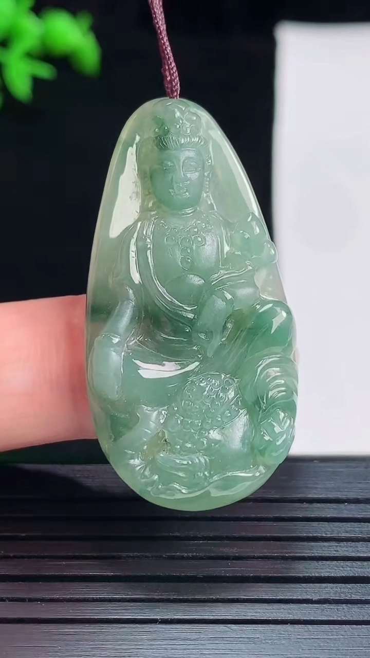 天然A货翡翠普贤菩萨吊坠，尺寸41.2-21-5重量:7.92g
5月27日
