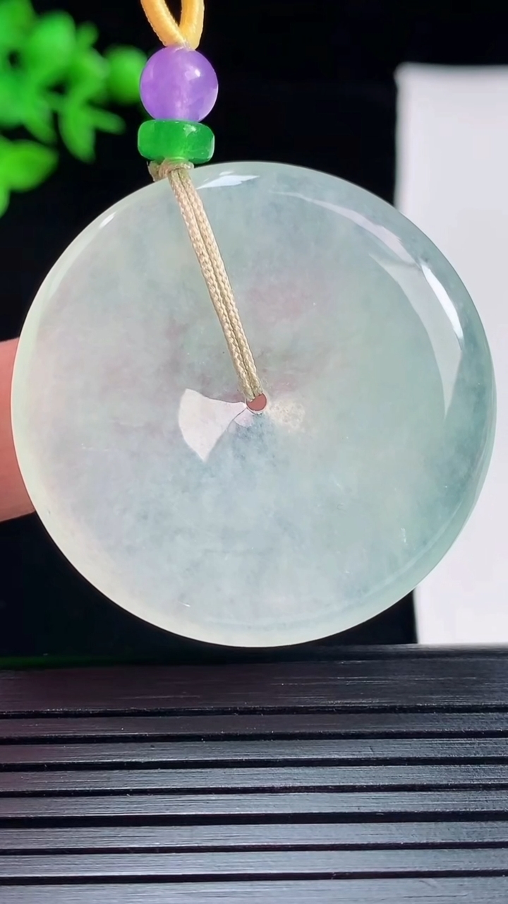 天然A货翡翠平安扣吊坠，尺寸39-5.2重量:18.18g
5月27日