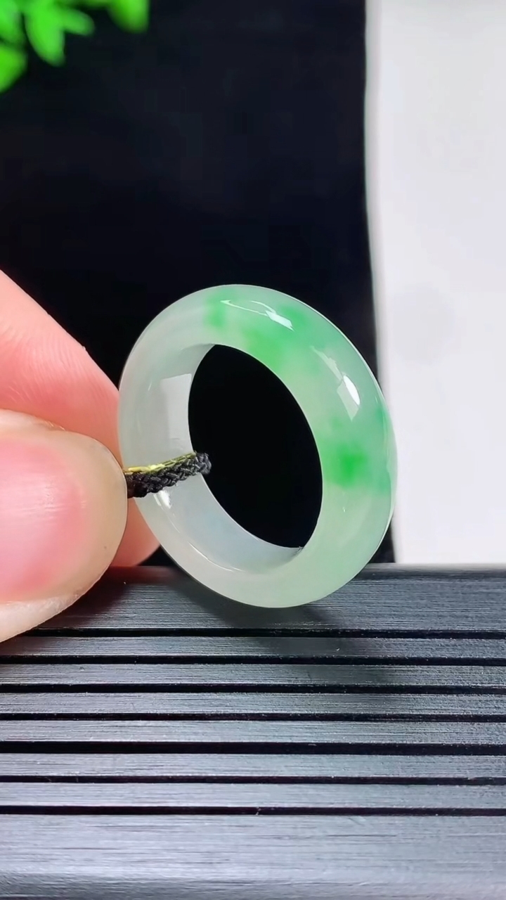 天然A货翡翠玉指环 戒指，尺寸17.8-6.5-4重量:5.10g2026年5月27日
工厂直销收藏佳品,种好水足，色泽均匀，有种有色，上手高大气！