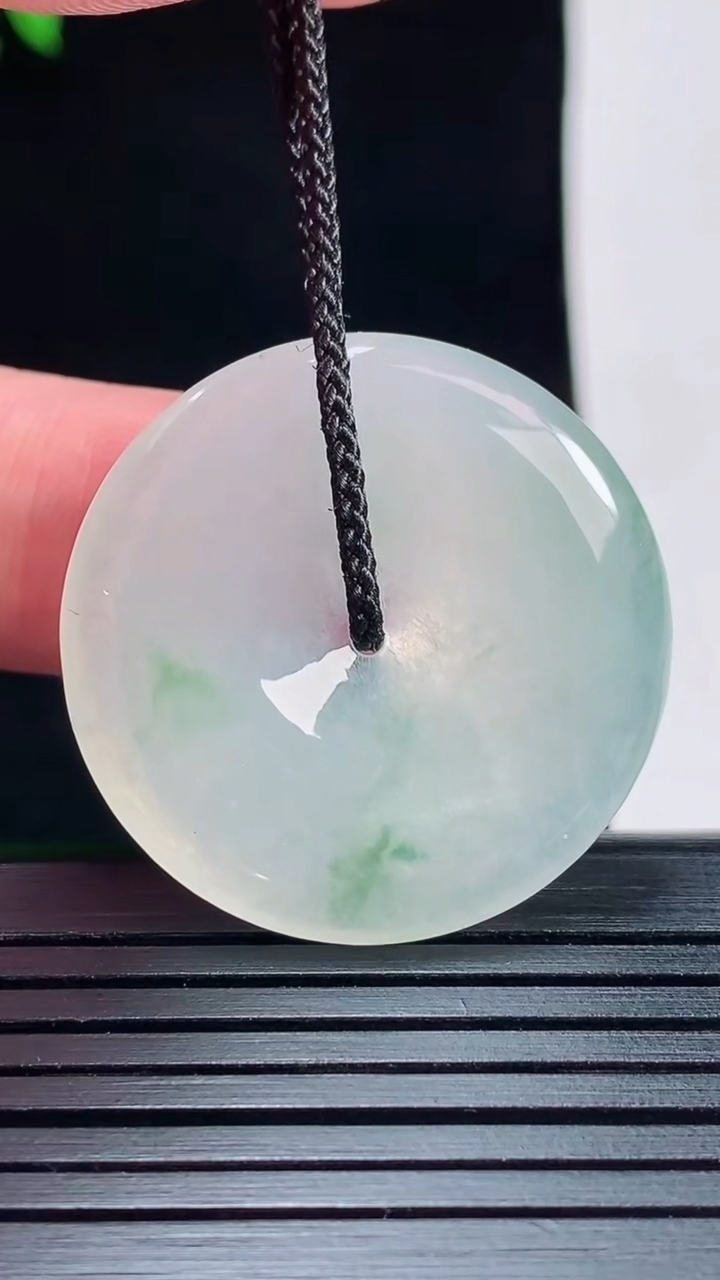 天然A货翡翠冰种飘花平安扣吊坠，尺寸30-4.5重量:8.66g
5月27日