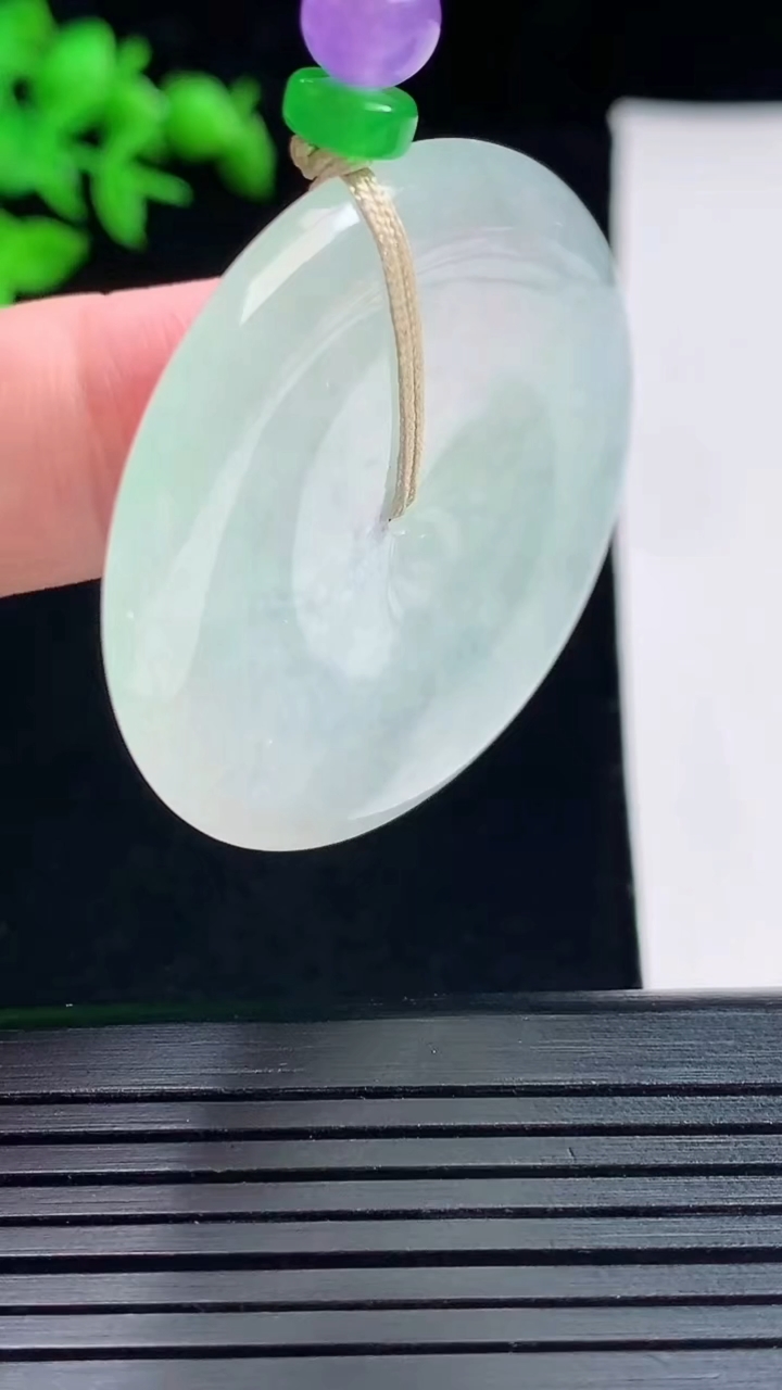 天然A货翡翠平安扣吊坠，尺寸39-5.2重量:18.18g
5月27日