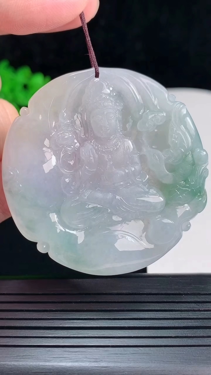 天然A货翡翠飘花大势至菩萨吊坠，尺寸53-5.5重量:31.56g
5月27日
