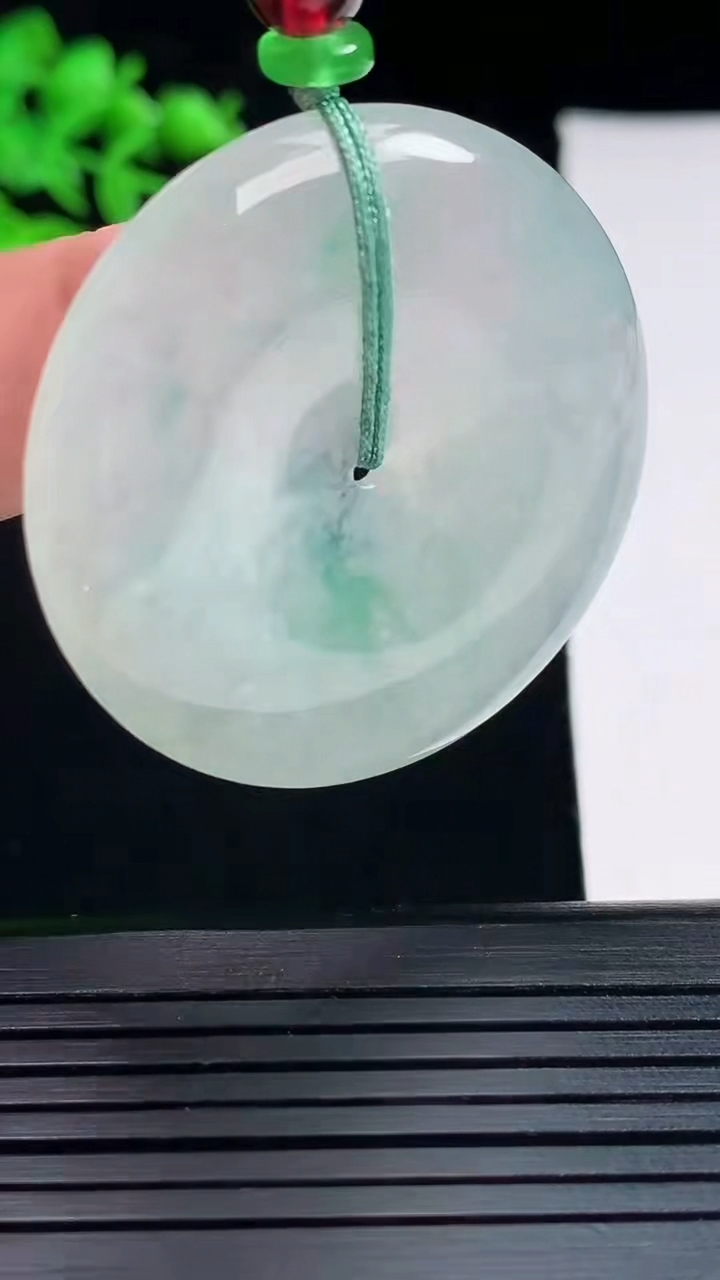 天然A货翡翠平安扣吊坠，尺寸40-5重量:18.24g
5月27日