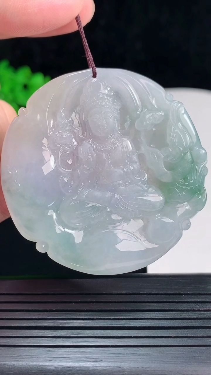 天然A货翡翠飘花大势至菩萨吊坠，尺寸53-5.5重量:31.56g
5月27日
