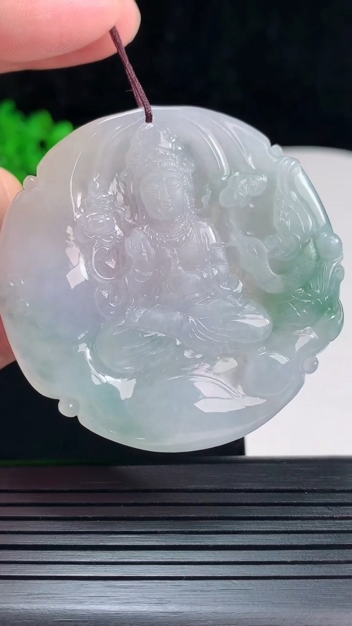 天然A货翡翠飘花大势至菩萨吊坠，尺寸53-5.5重量:31.56g
5月27日