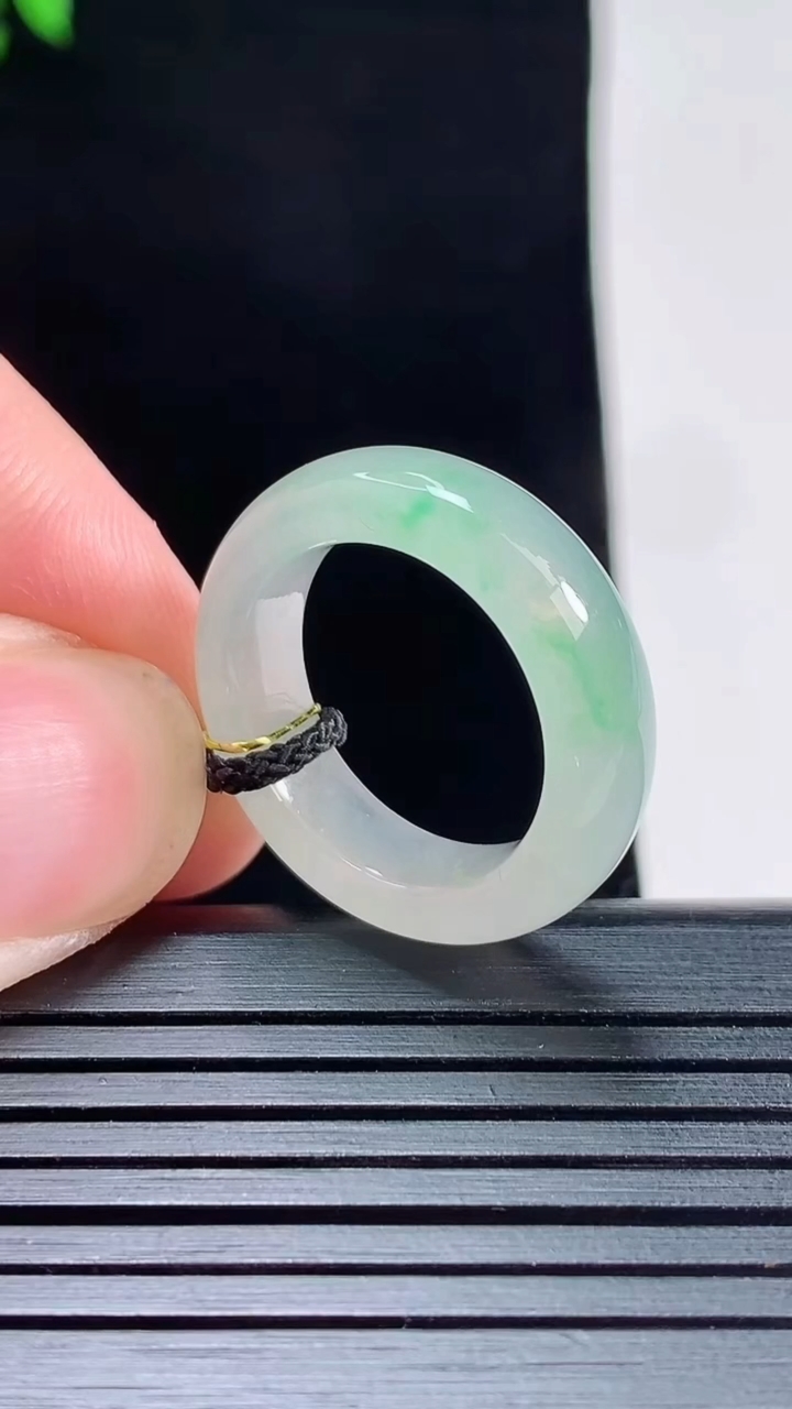 天然A货翡翠玉指环 戒指，尺寸16.5-6-3.6重量:4.14g2026年5月27日
工厂直销收藏