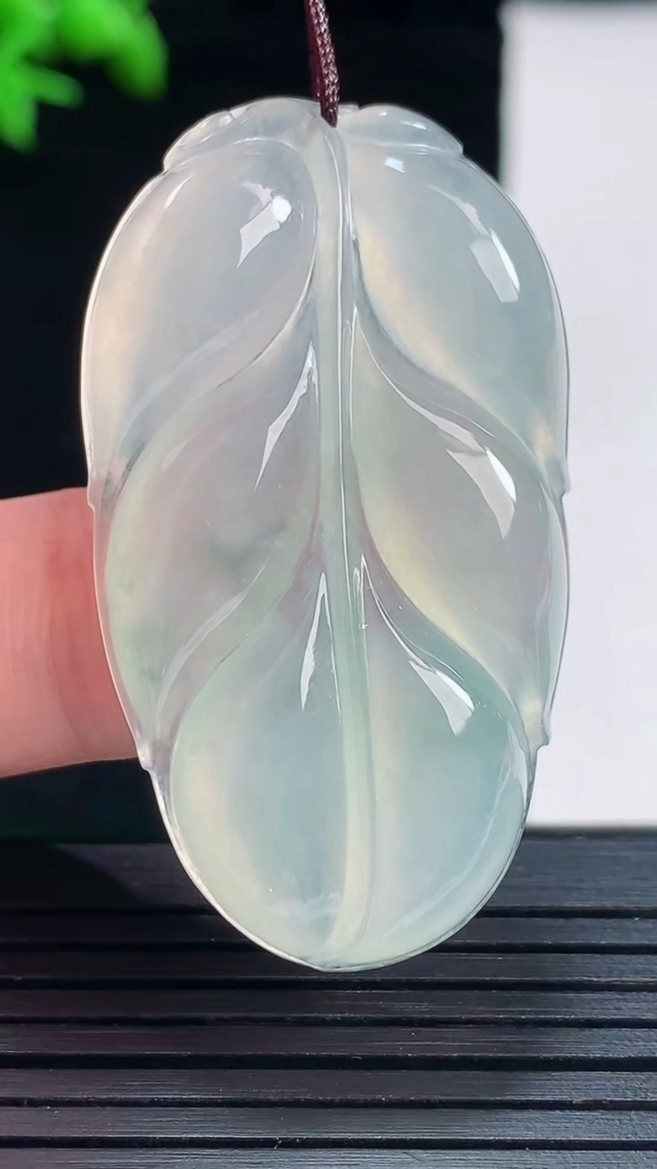 天然A货翡翠冰种飘花金枝玉叶 叶子吊坠，尺寸44.6-25-5.2重量:11.93g
5月27日