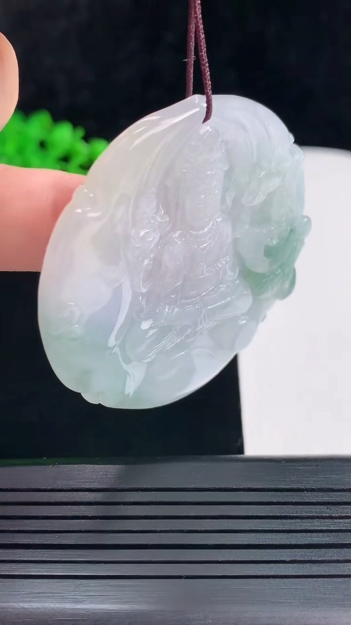 天然A货翡翠飘花大势至菩萨吊坠，尺寸53-5.5重量:31.56g
5月27日