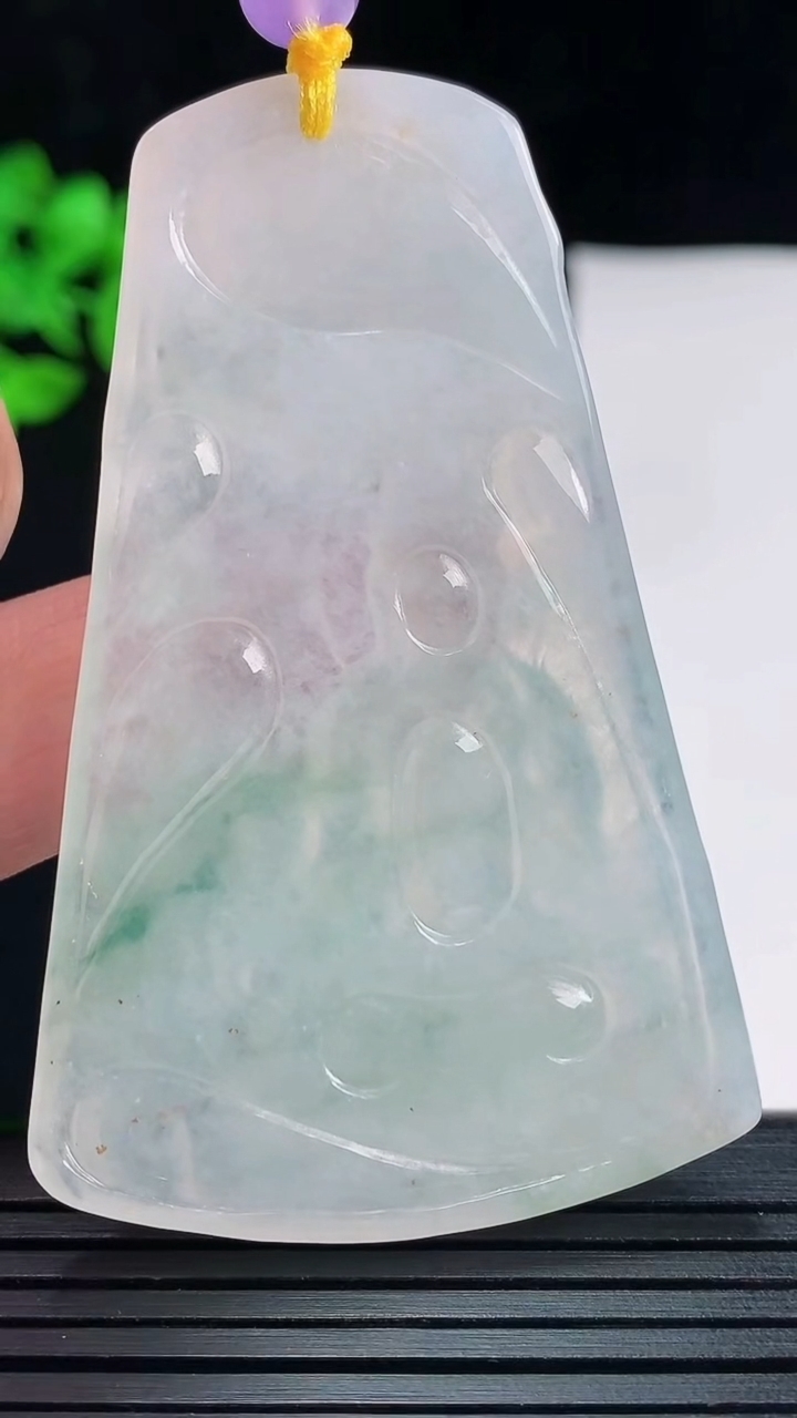 天然A货翡翠飘花文殊菩萨吊坠，尺寸62-40-5.6重量:24.01g
5月27日
